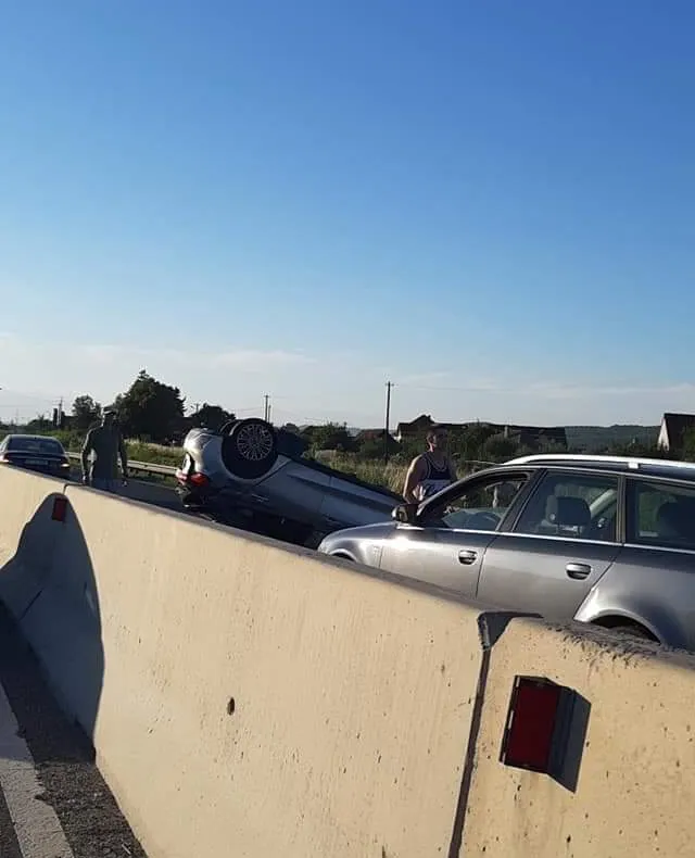 UPDATE| O mașină s-a răsturnat pe Valea Oltului. Sensul Vâlcea-Sibiu, deblocat