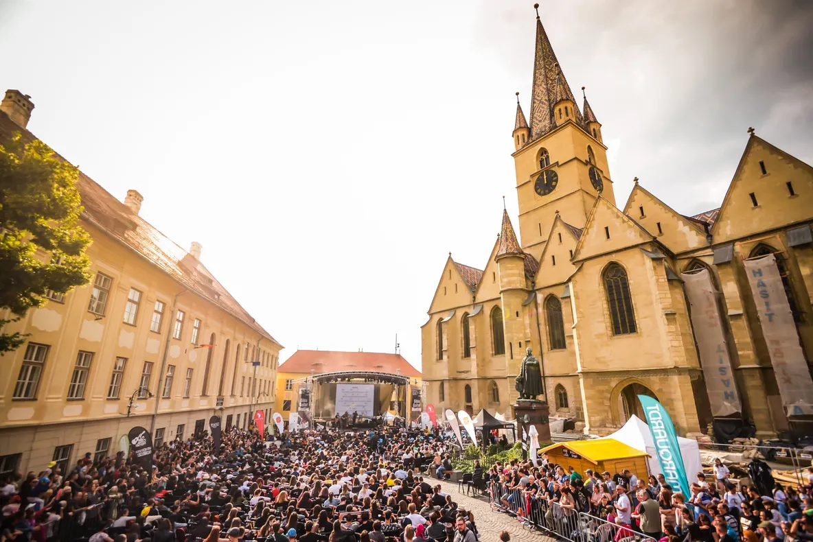 443 de chitariști din întreaga țară au cântat împreună folk și rock în Piața Huet
