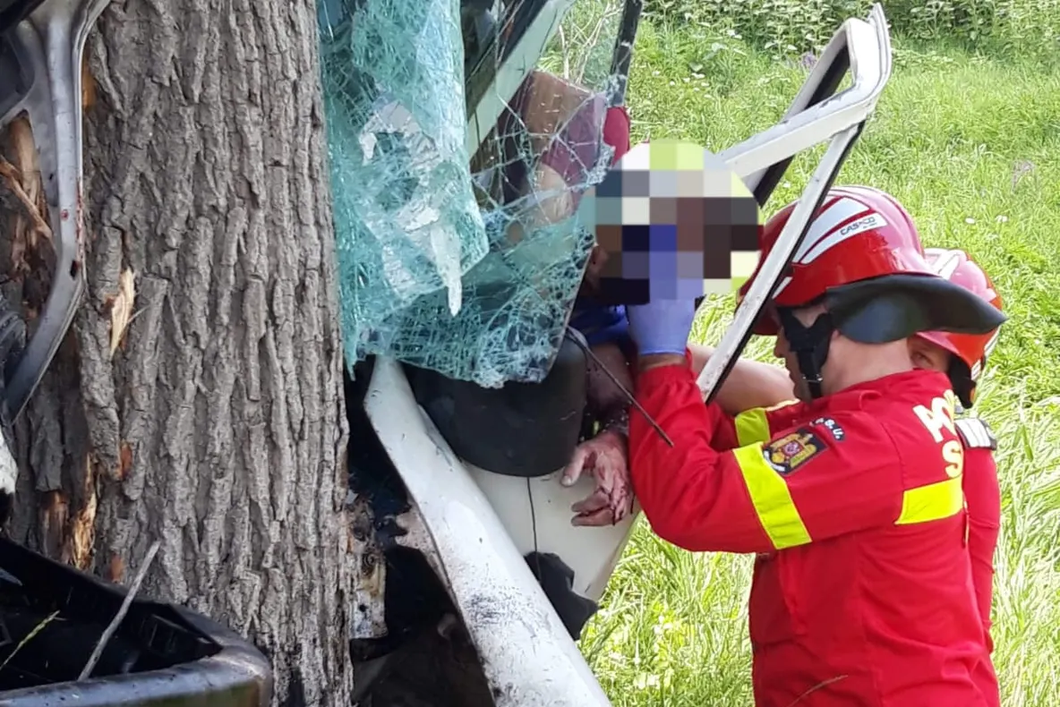 Tir cu sare răsturnat pe DN 7, la limita cu județul Sibiu