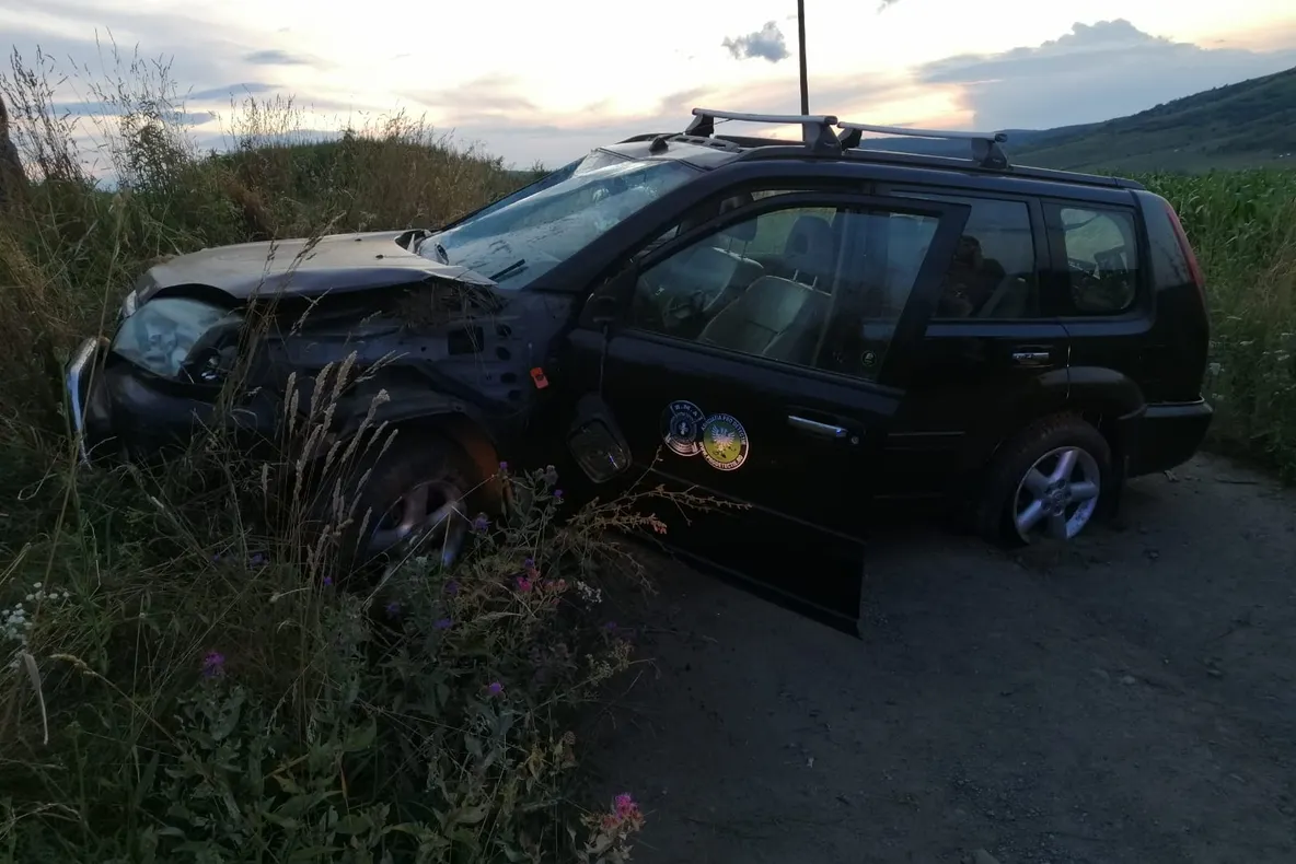 Trei persoane, printre care și două fetițe de trei ani, au ajuns la spital în urma unui accident