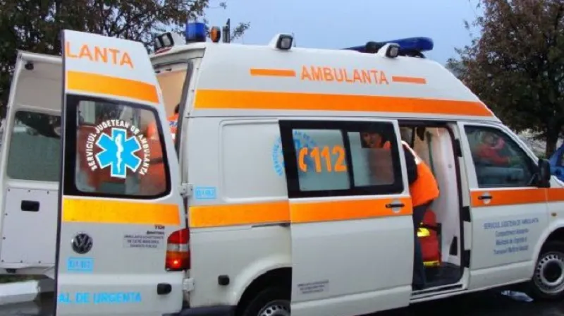 Biciclist în comă la spital după ce a intrat în portiera unei mașini