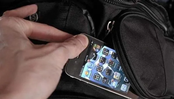 Un tânăr a fost prins de polițiști după ce a furat un telefon mobil