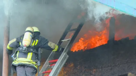 O casă din Ernea a luat foc, noaptea trecută