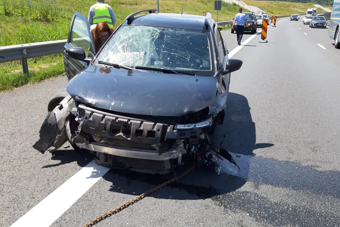VIDEO | O șoferiță a intrat în parapeți, pe A1, la Cristian