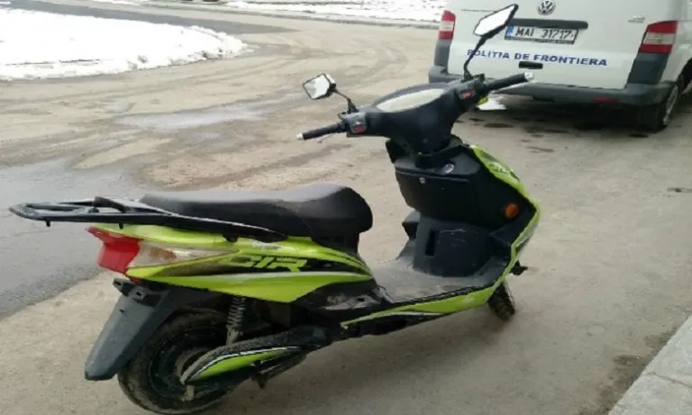Pe străzile din Porumbacu de Sus, fără permis și cu un moped neînregistrat