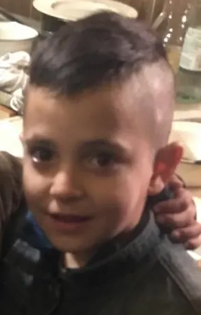 Băiatul de 8 ani dat dispărut de tatăl său, a fost găsit de polițiști