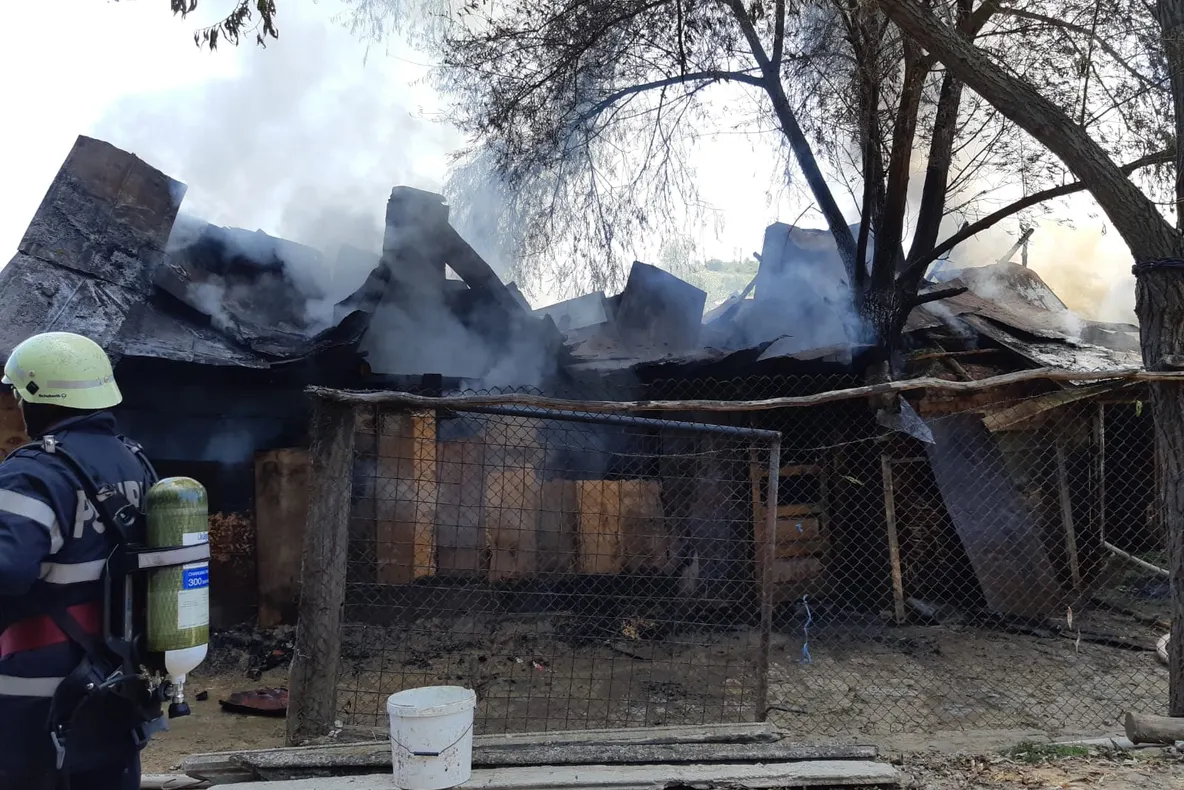 Incendiu în Coveș. Au ars o anexă gospodărească și două tone de fân