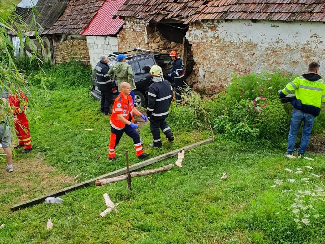 O mașină a intrat într-un zid, în Pelișor. Trei persoane au ajuns la spital