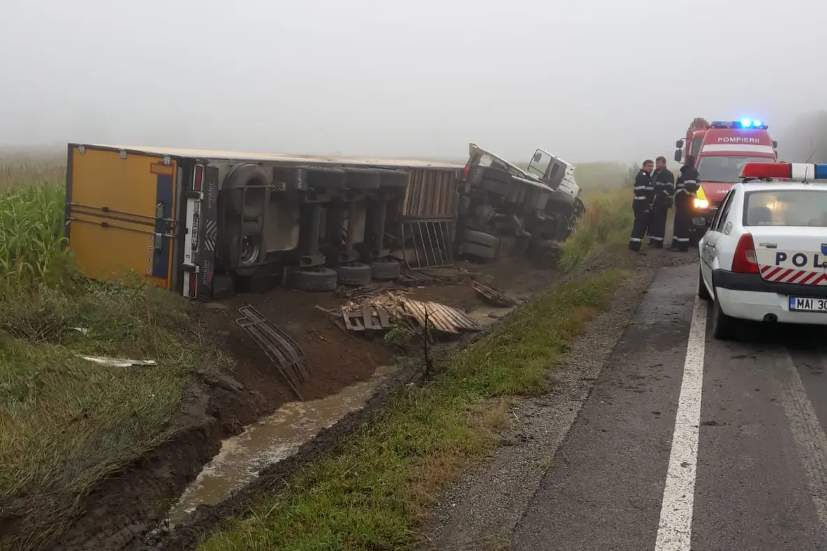 Un TIR s-a răsturnat pe DN14, între Axente Sever și Agârbiciu. Șoferul ar fi adormit la volan