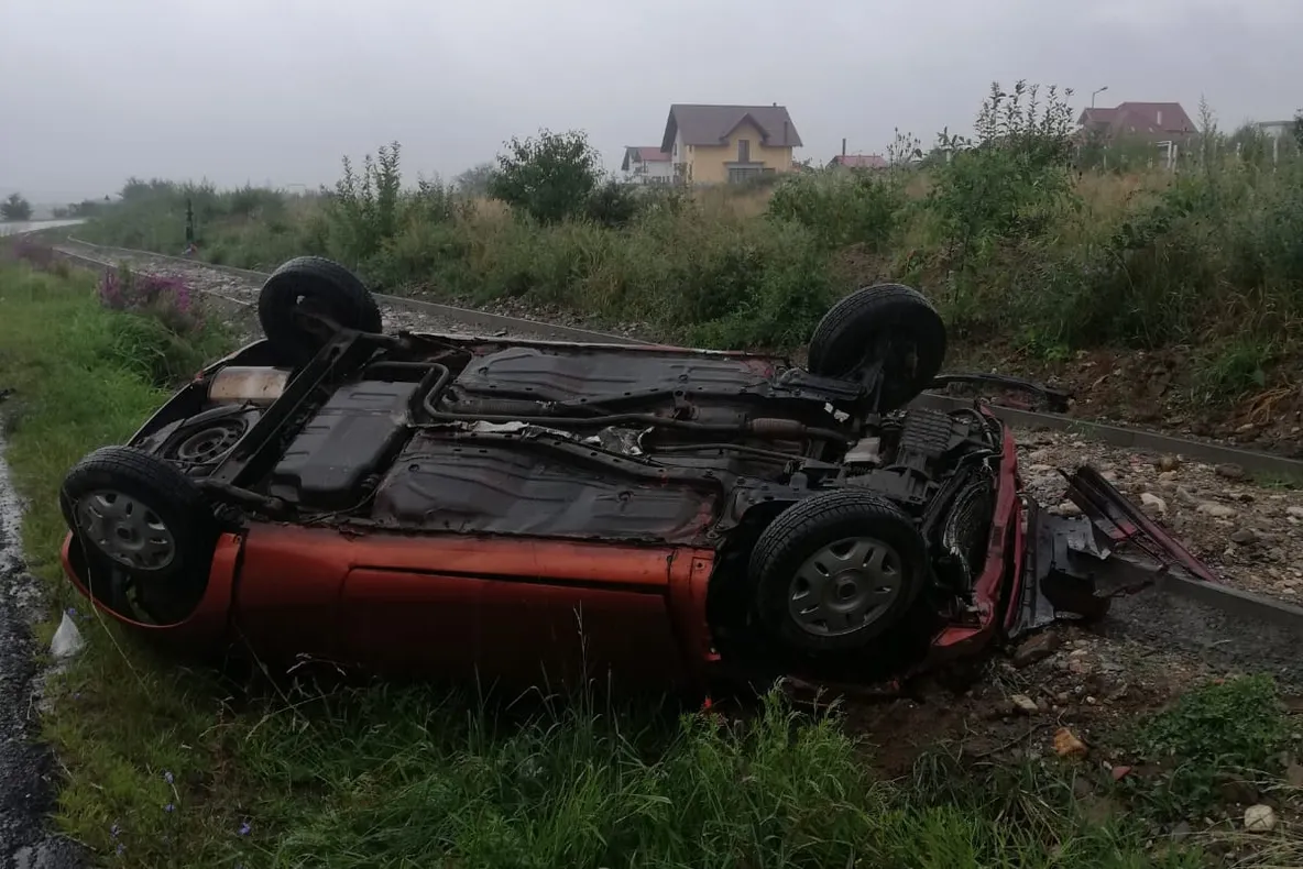 O tânără a ajuns la spital după ce s-a răsturnat cu mașina pe DJ 106C