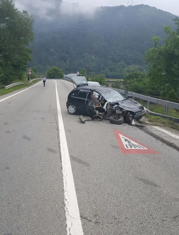 Accident pe Valea Oltului. O maşină a intrat în parapet