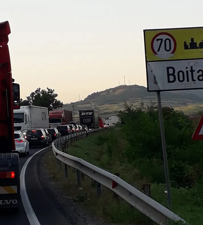 Trafic îngreunat pe Valea Oltului, după ce roțile unei remorci s-au desprins