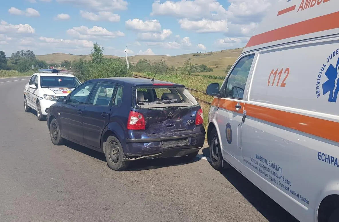 Accident pe fondul nepăstrării distanței în mers. O femeie a ajuns la spital