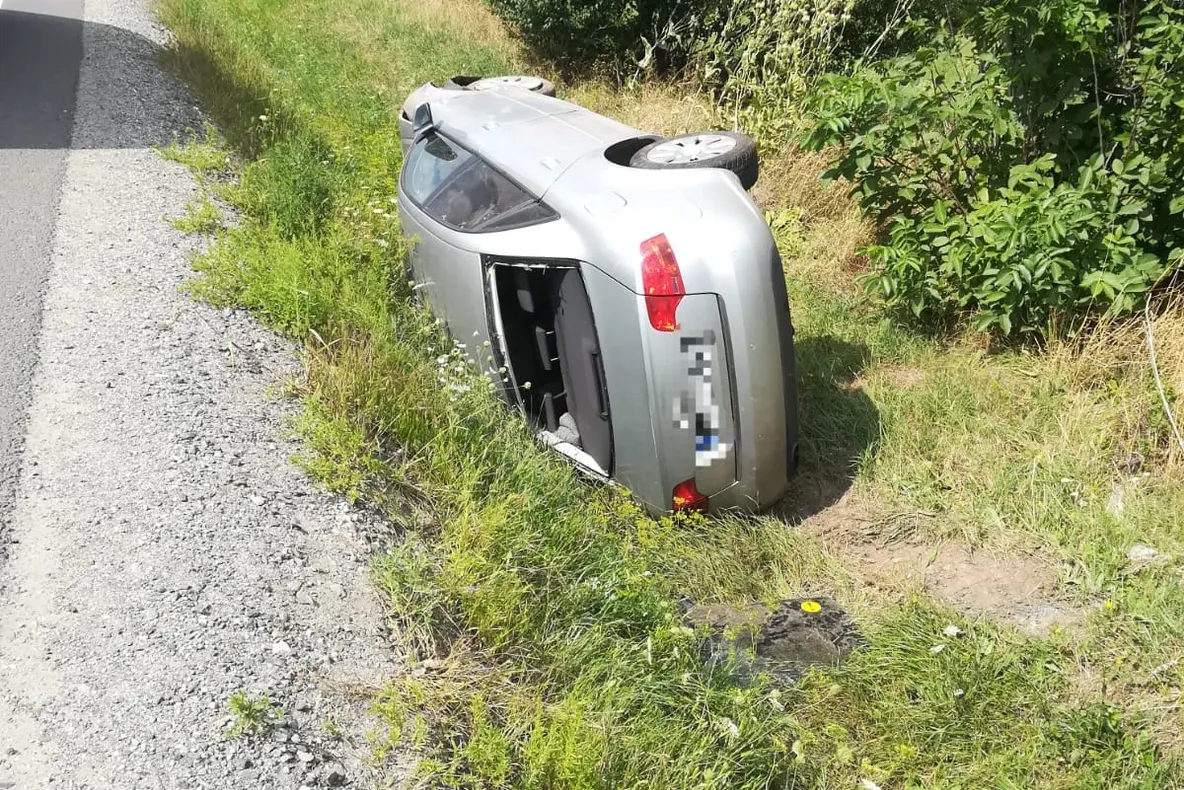 Mașină răsturnată pe DN41 din cauza unei șoferițe neatente