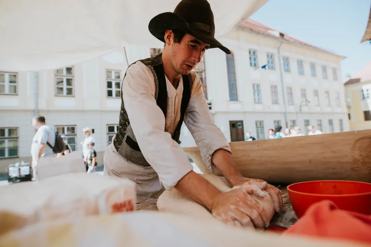 Bucătari calfe călătoare ajung în Muzeul Satului din Sibiu