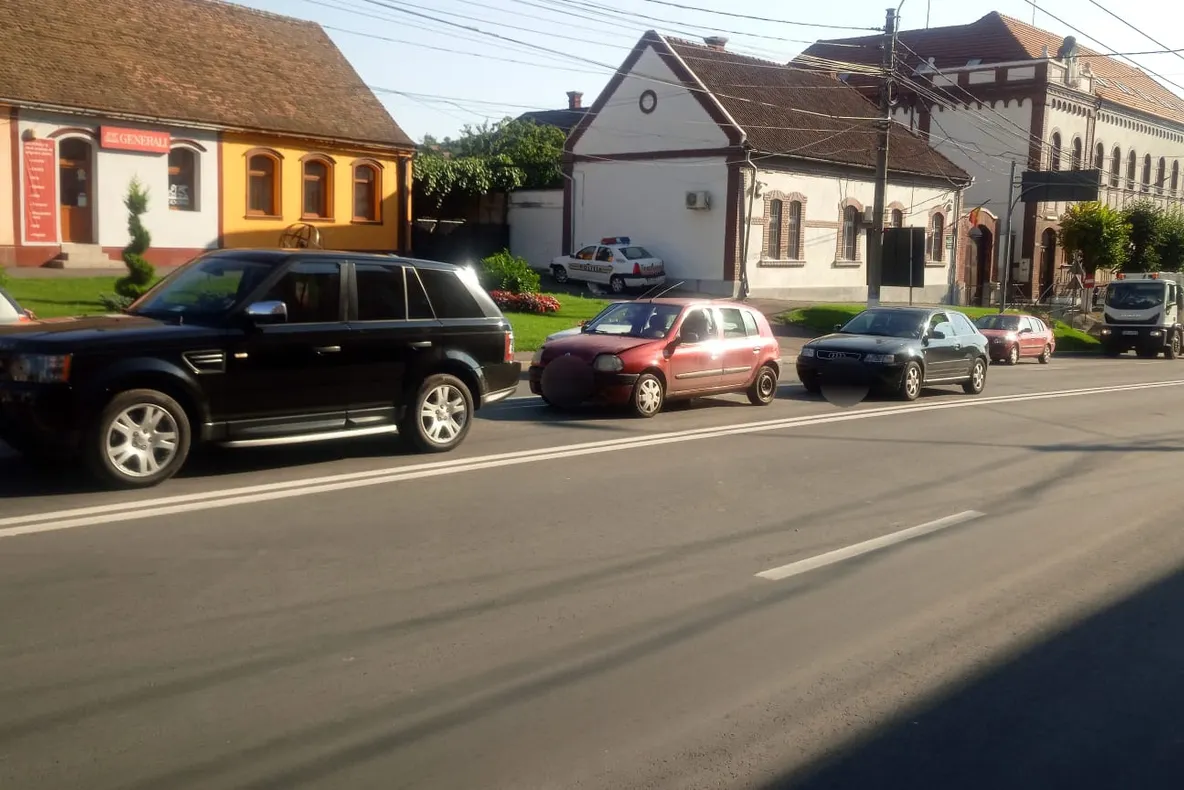 Tamponare în lanț la Mediaș. O fetiță de doi ani și tatăl ei au ajuns la spital