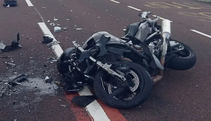Motociclist la spital, după ce a lovit un cap de pod, în Brateiu