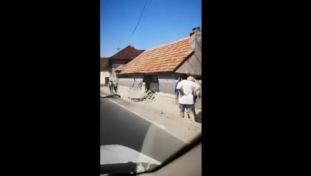 Un șofer sibian a ajuns cu mașina în zidul unei case din județul Brașov