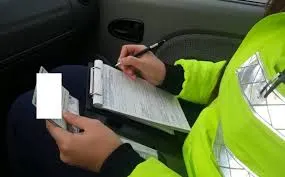 Băut, s-a răsturnat cu mașina în afara părții carosabile, pe DJ 106