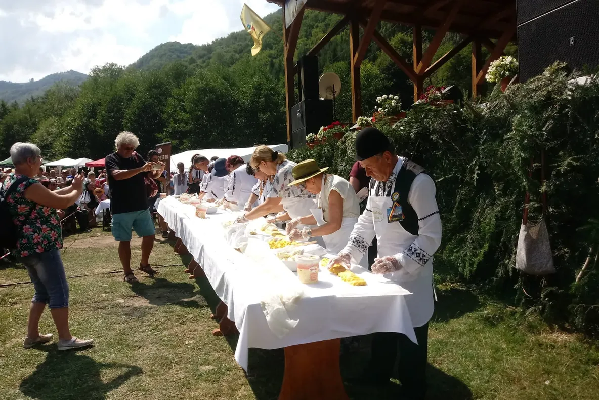 VIDEO | Record național, la Rășinari. Localnicii au gătit un bulz de 50 de metri
