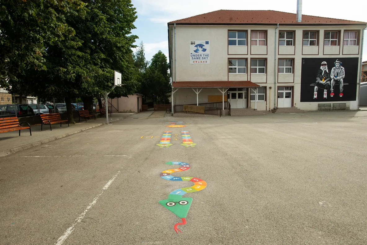 12 școli și grădinițe din Sibiu, dotate cu jocuri Playform