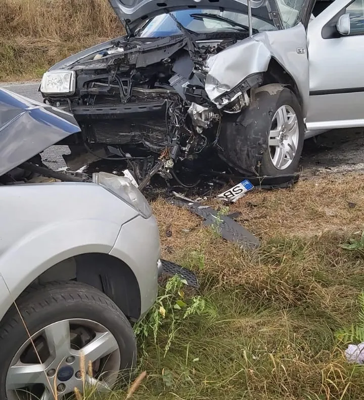 Accident la ieșire din Cornățel, cu trei mașini implicate. Trei femei, transportate la spital