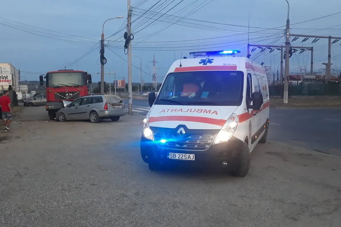 UPDATE | A intrat cu mașina într-un camion parcat și a fugit de la fața locului. Polițiștii au găsit vinovatul care nu avea permis de conducere