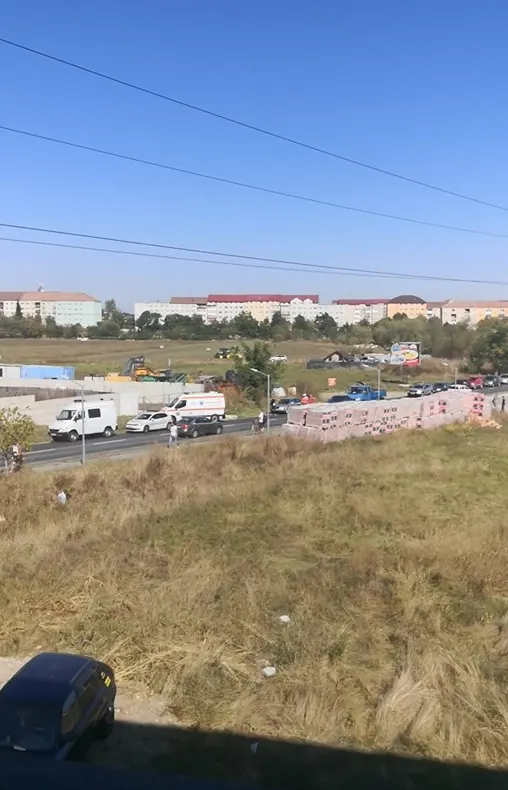Femeie de 69 de ani, lovită de mașină în timp ce traversa neregulamentar