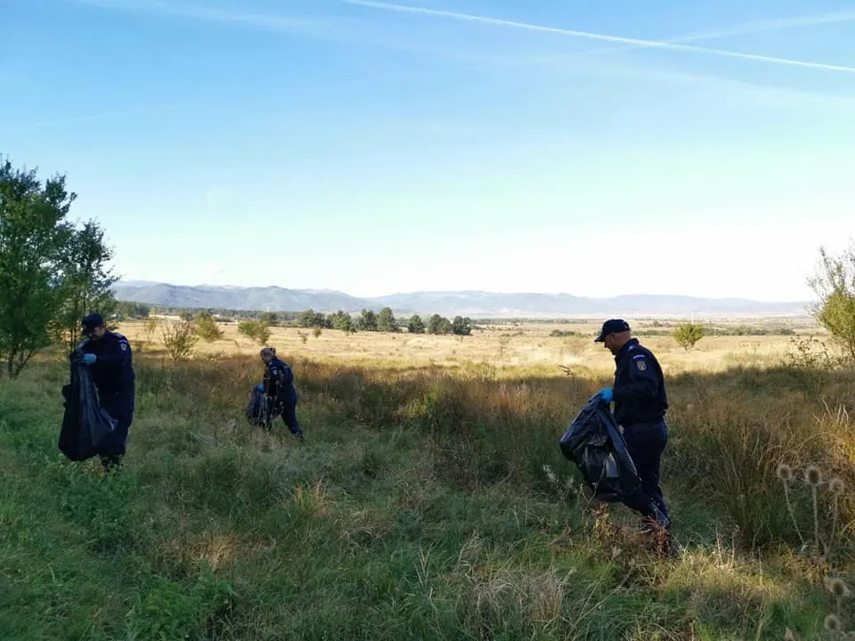 Jandarmii, pompierii și angajații Ocolului Silvic Sibiu au curățat Pădurea Dumbrava
