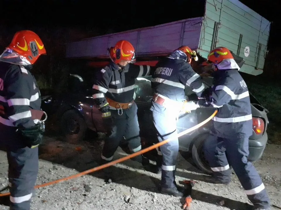 Un tânăr a decedat noaptea trecută după ce a intrat cu mașina într-o remorcă parcată