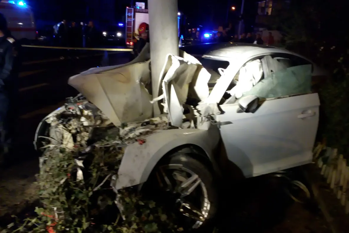 Un tânăr de 19 ani a decedat după ce prietenul lui a intrat cu mașina într-un stâlp