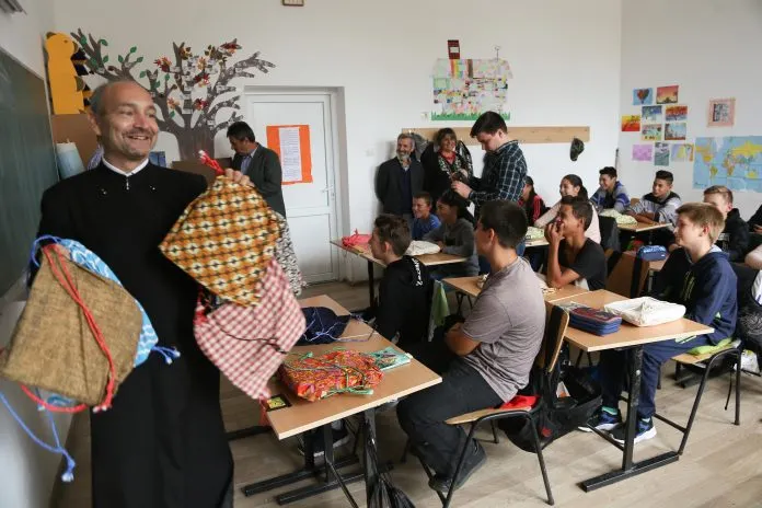 400 de elevi din satele de pe Valea Hârtibaciului au primit rechizite din partea Arhiepiscopiei Sibiului