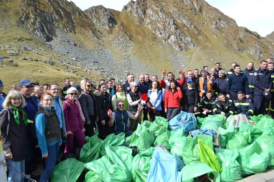 „Let's Do It, România!”: Peste 130 de saci de deșeiri strânși de pompieri