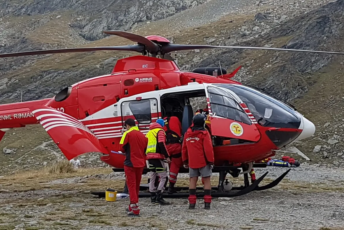 UPDATE/ FOTO/VIDEO: Turist în stare gravă după ce căzut în Munții Făgăraș. Intervine elicopterul SMURD