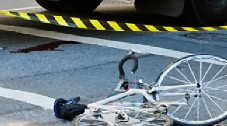 Biciclist de 22 de ani, rănit de mașină, după ce pătruns pe contrasens. Tânărul era băut și se uita în telefonul mobil