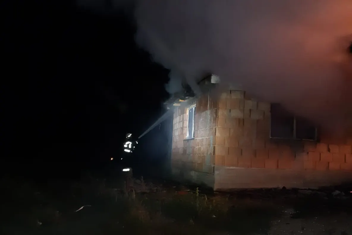 UPDATE | O casă din Alțâna a ars