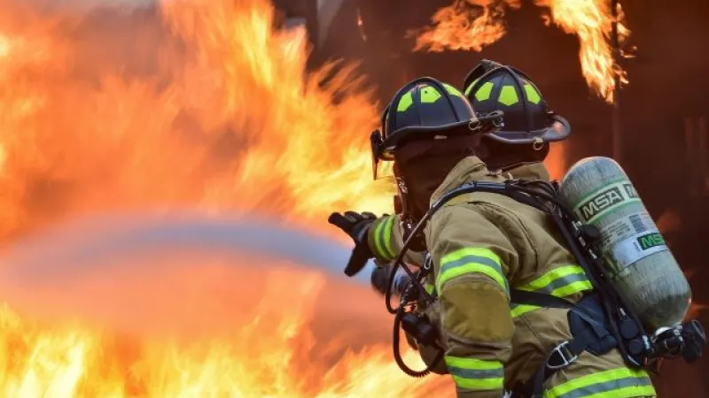UPDATE/ Incendiu de vegetație pe strada Podului. Ard resturi vegetale și deșeuri plastice cu degajare de fum dens