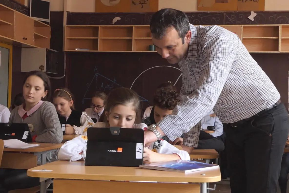 Elevii din Racovița și Turnu Roșu învață în laboratoare cu tablete