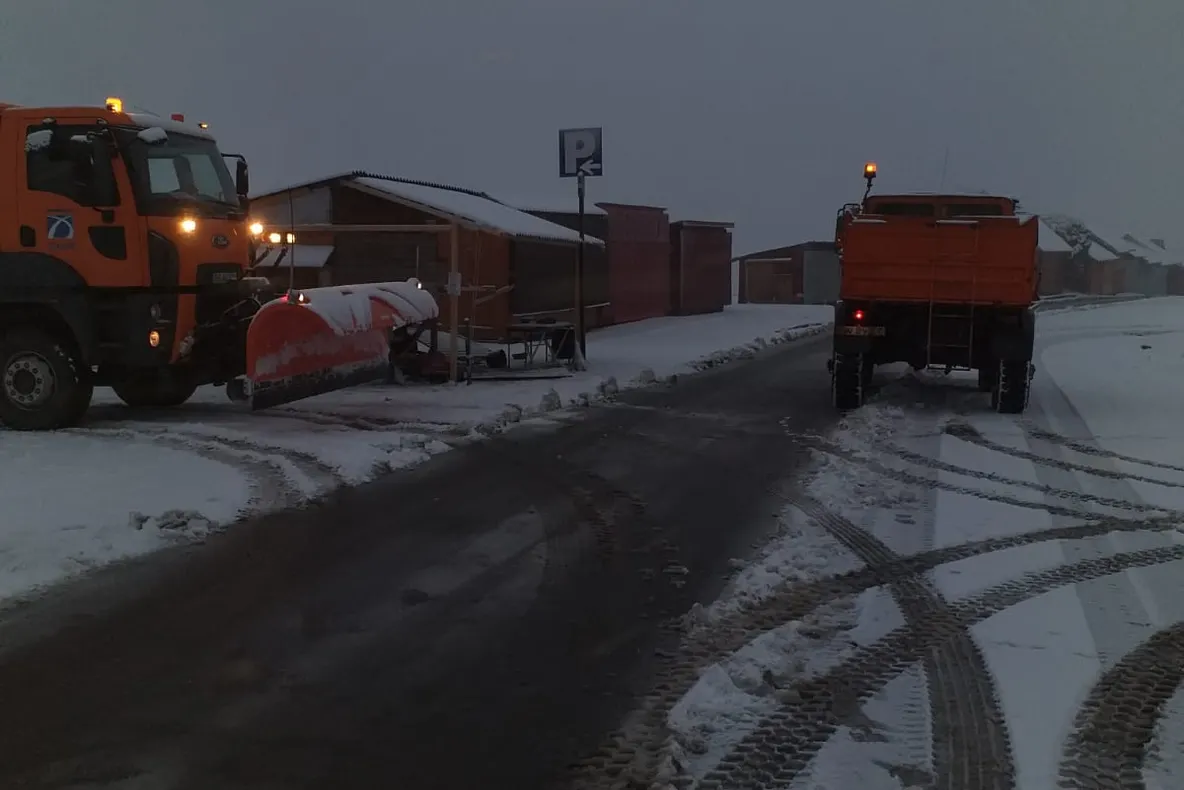VIDEO | Se circulă în condiții de iarnă pe Transfăgărășan. Drumarii intervin cu utilaje