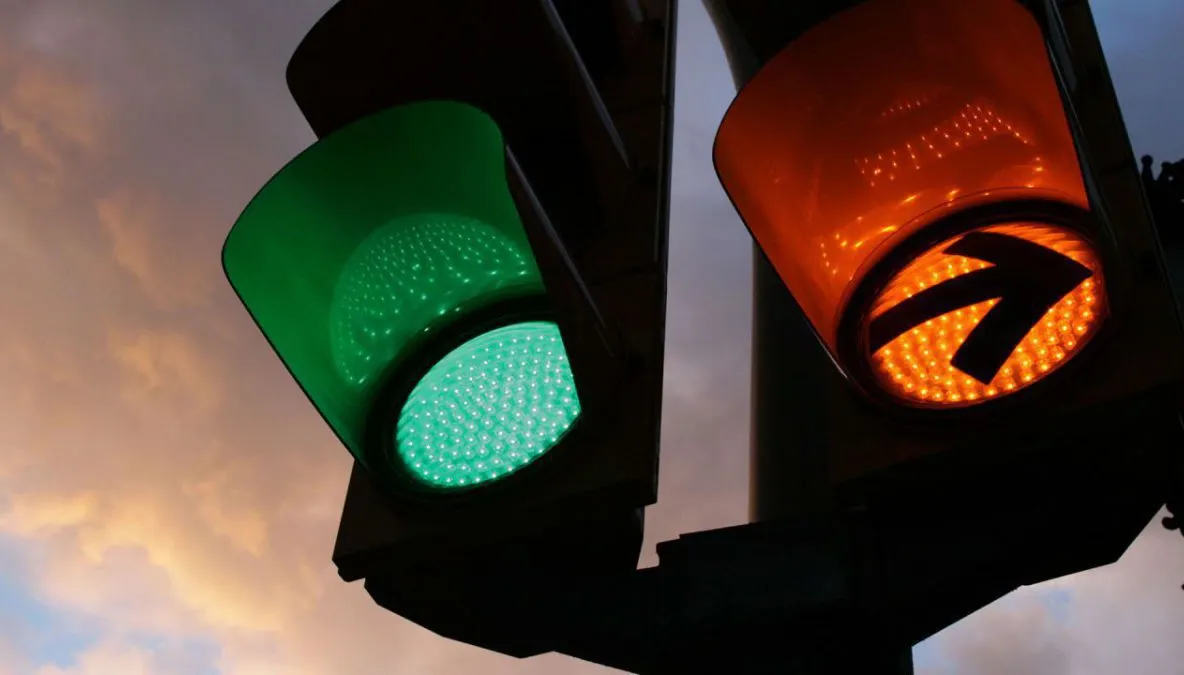 Semafoarele din giratoriile din Sibiu vor fi repornite după refacerea marcajelor. Peste 80% dintre blocaje, cauzate de încadrări greșite