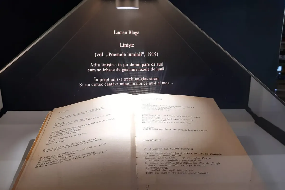Cărți expuse într-o piramidă holografică la Biblioteca Astra