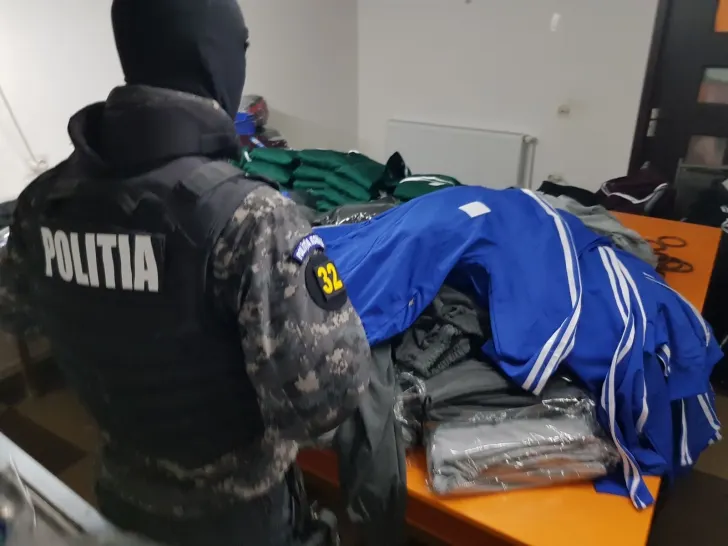 Un sibian vindea acasă haine și încălțăminte contrafăcute