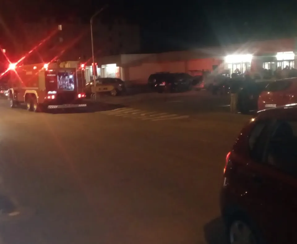 Video/O mașină a luat foc în parcarea unui supermarket din Sibiu
