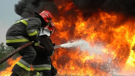 Incendiu în Gura Râului. Au ars acoperișul unei case și două anexe gospodărești