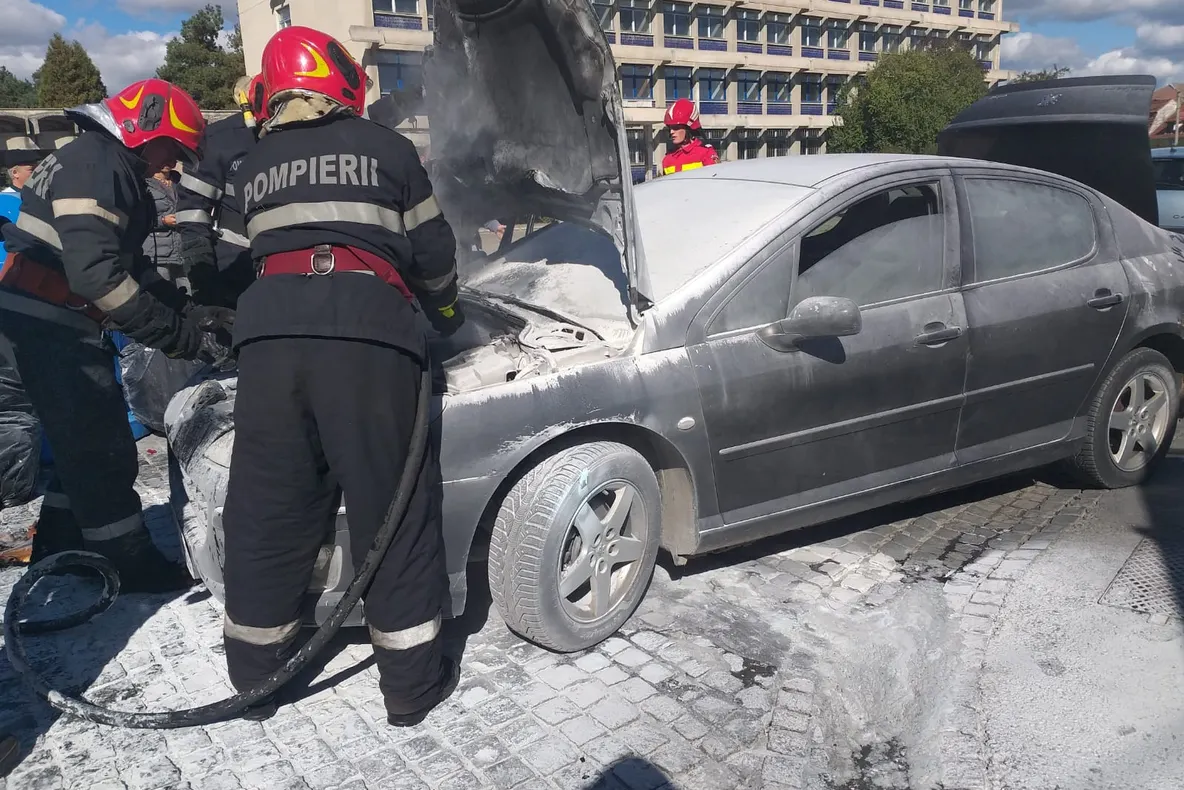 O mașină a luat foc pe strada Ocnei din Sibiu