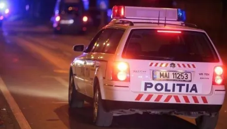 Un tânăr de 15 ani a furat o autoutilitară și s-a răsturnat cu ea în șanț