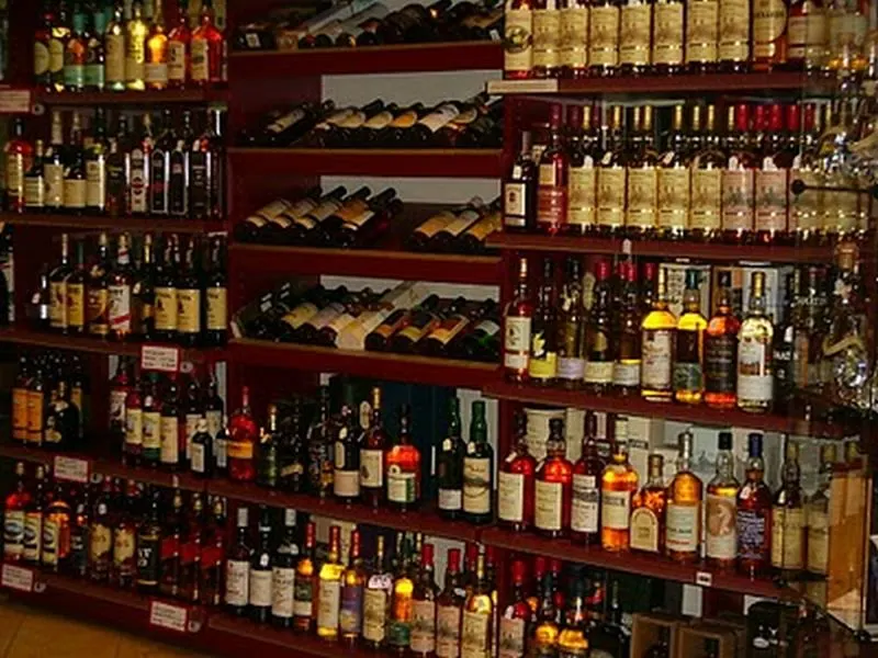 Un tânăr a prădat un magazin din Mediaș de sticlele de alcool
