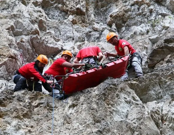 Elicopterul SMURD a intervenit la cabana Turnu după ce un bărbat s-a accidentat cu drujba