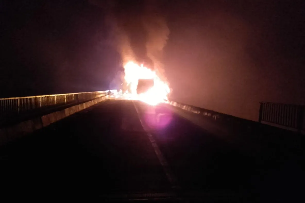 UPDATE/ VIDEO/Un TIR a intrat într-un cap de pod la Bradu și a luat foc. Trafic blocat total