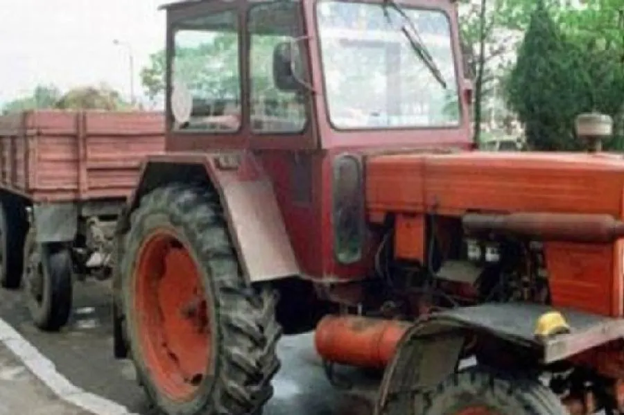 Femeie lovită de remorca unui tractor, într-o livadă din Dobârca